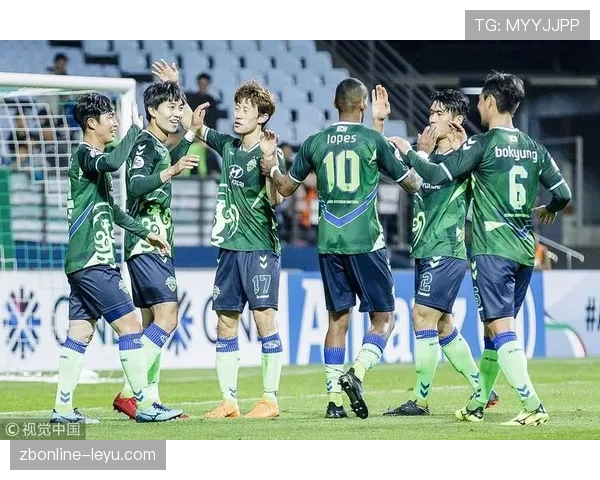 金玟哉与于帕梅卡诺竞逐赛季最佳中卫，攻防表现引瞩目