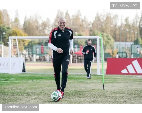 齐达内经典对决回顾:巅峰碰撞铸就足球传奇,历史伟业闪耀绿茵场 齐达内经典对决回顾:巅峰碰撞铸就足球传奇,历史伟业闪耀绿茵场